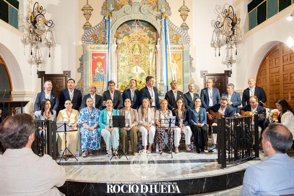  Coro de la Hermandad del Rocío de Huelva durante el acto de Pentecostés 2025