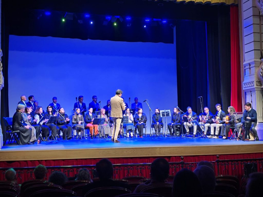Coro del Rocío de Huelva durante su actuación en la Gala Benéfica del Gran Teatro.