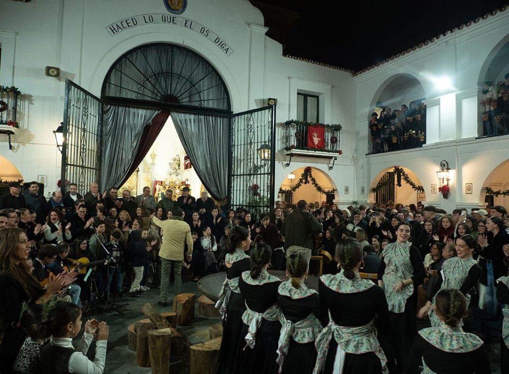 El Coro de la Hermandad del Rocío de Huelva durante la Zambomba navideña en su Casa de Hermandad