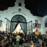 Ambiente de convivencia en la Zambomba navideña de la Hermandad del Rocío de Huelva