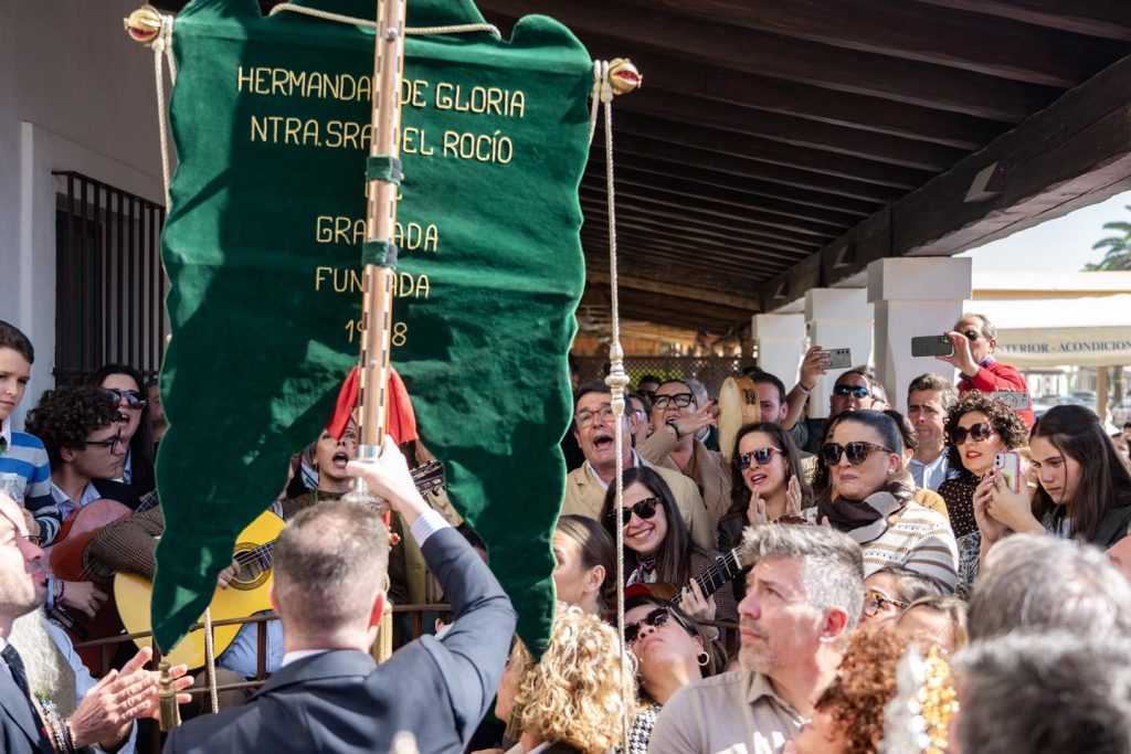 Coro de la Hermandad del Rocío de Huelva cantando en el Rocío