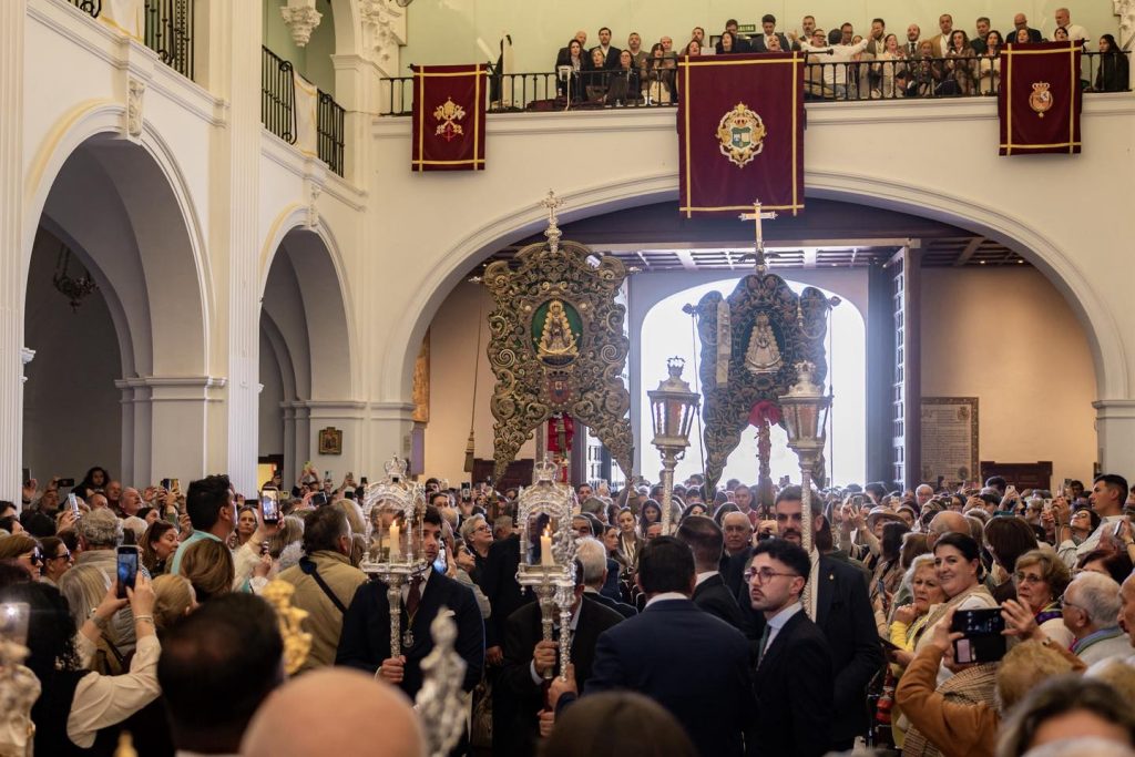 Actuación del Coro del Rocío de Huelva durante la peregrinación