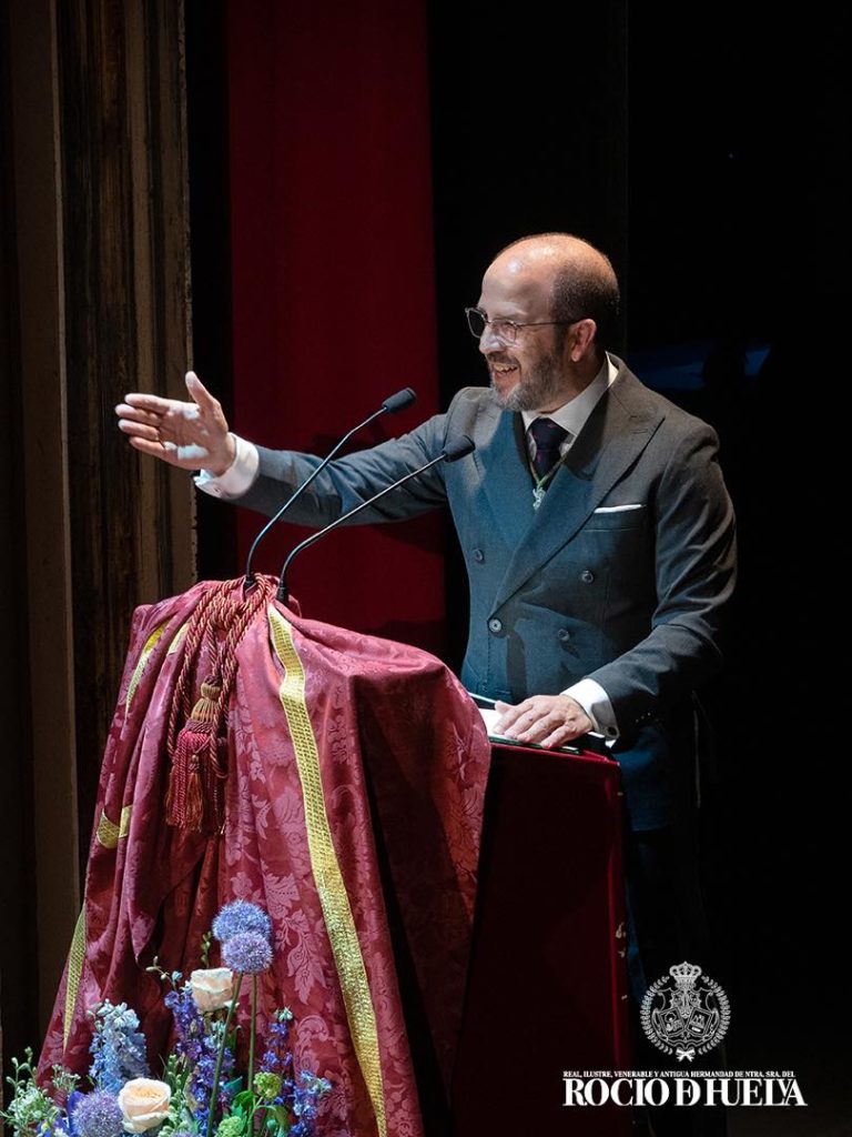 Luis Miguel Robles durante el Pregón Rociero 2026