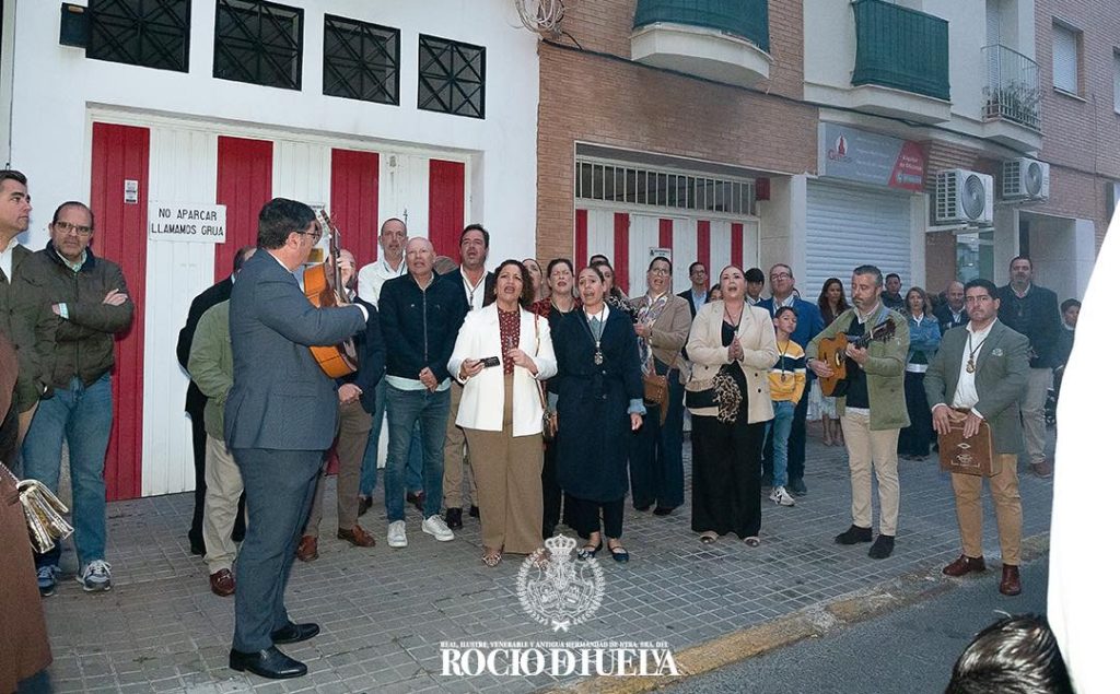Coro acompañando el traslado del Simpecado