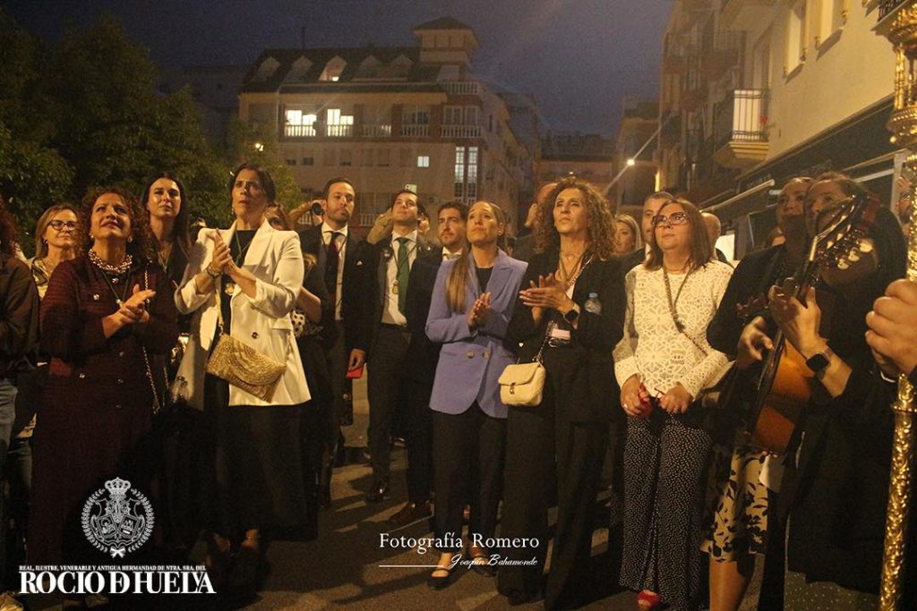 Cantes del Coro durante el traslado del Simpecado