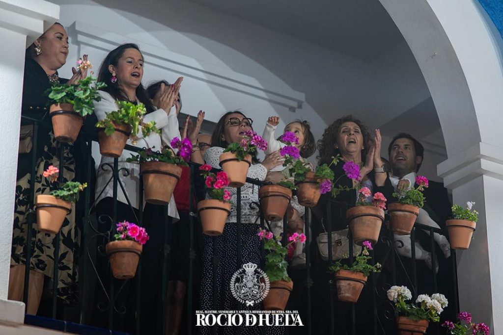 Coro en el patio de la Casa Hermandad