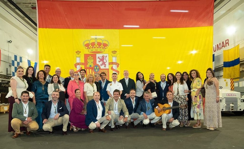 El Coro de la Hermandad del Rocío de Huelva durante la Santa Misa celebrada a bordo del Buque Galicia de la Armada Española.