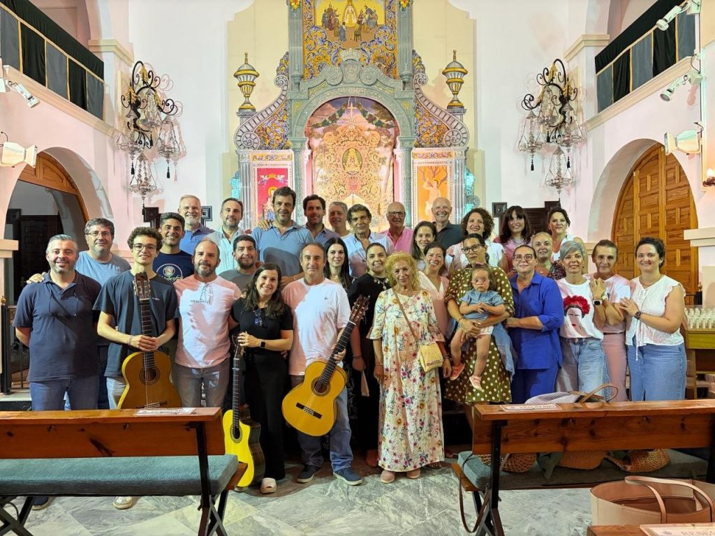 Fotografía de grupo de Luis Carlos Cordero con los miembros del Coro de la Hermandad del Rocío de Huelva.