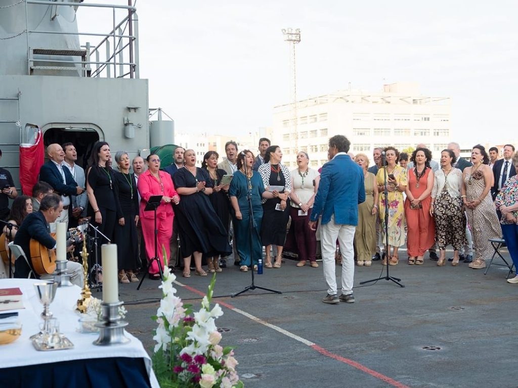 Celebración de la Eucaristía en el hangar del Buque Galicia con el acompañamiento musical del Coro de la Hermandad del Rocío de Huelva.