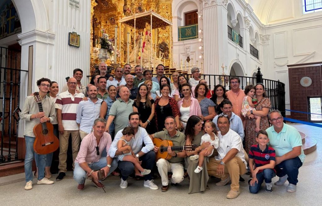 Coro de la Hermandad del Rocío de Huelva cantando ante la Virgen del Rocío
