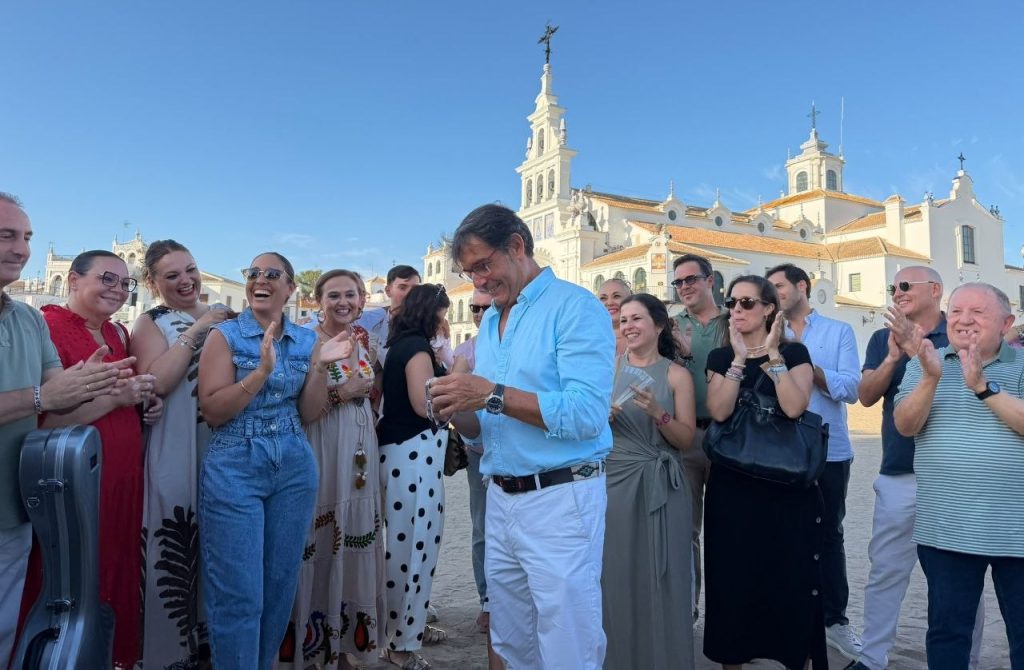 Luis Carlos Cordero junto al Coro tras el homenaje en la Ermita del Rocío